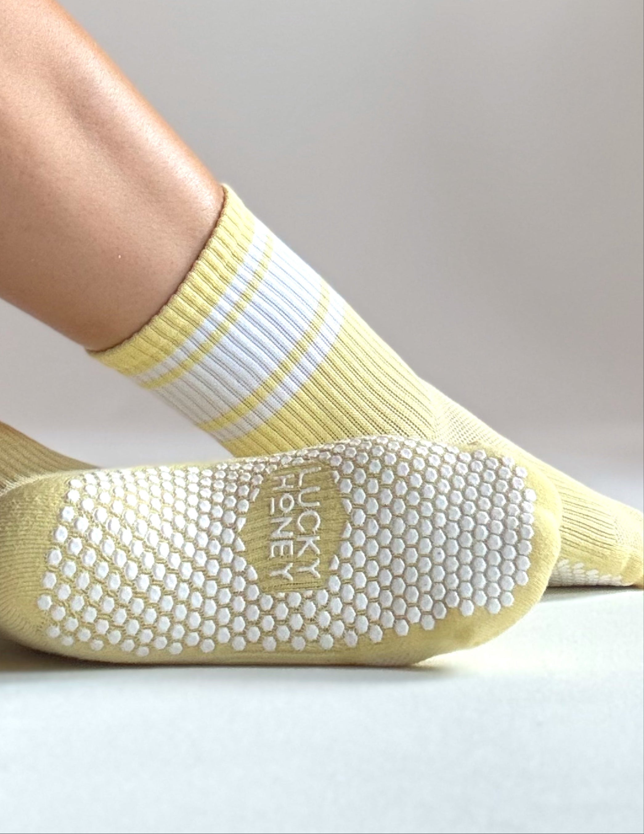 #color_lemon / white
